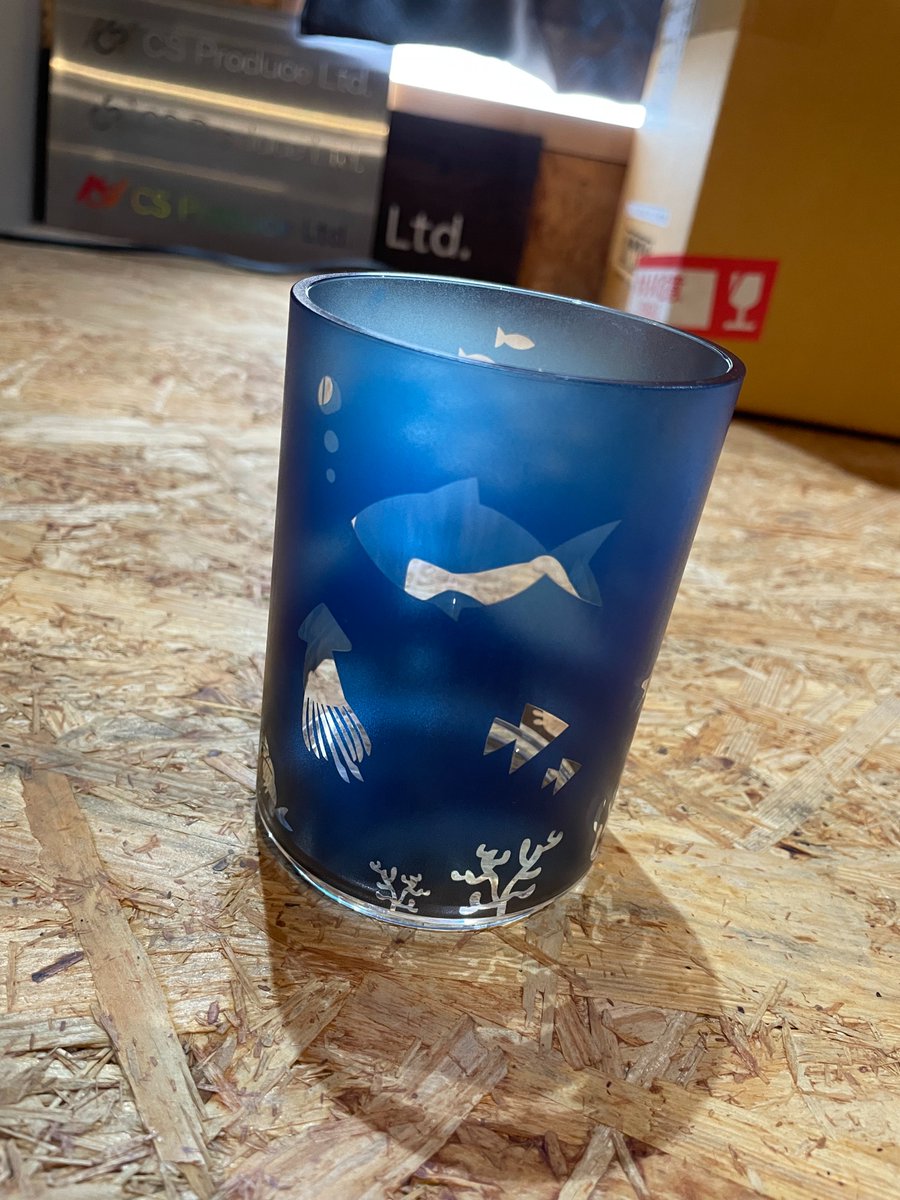 CS55592382's tweet photo. おはようございます!!

本日6/8は #世界海洋デー ⛵️

#アクリル 円筒ケースに #回転印刷 #UV印刷 したものを再掲します💁

#海 をイメージした青いデザインに #魚 のシルエットを抜いて印刷しました✨

#メルカリ で販売中のアイテムです◎

#企業公式相互フォロー
#企業公式が朝の挨拶を言い合う https://t.co/ACaMRcXa4A