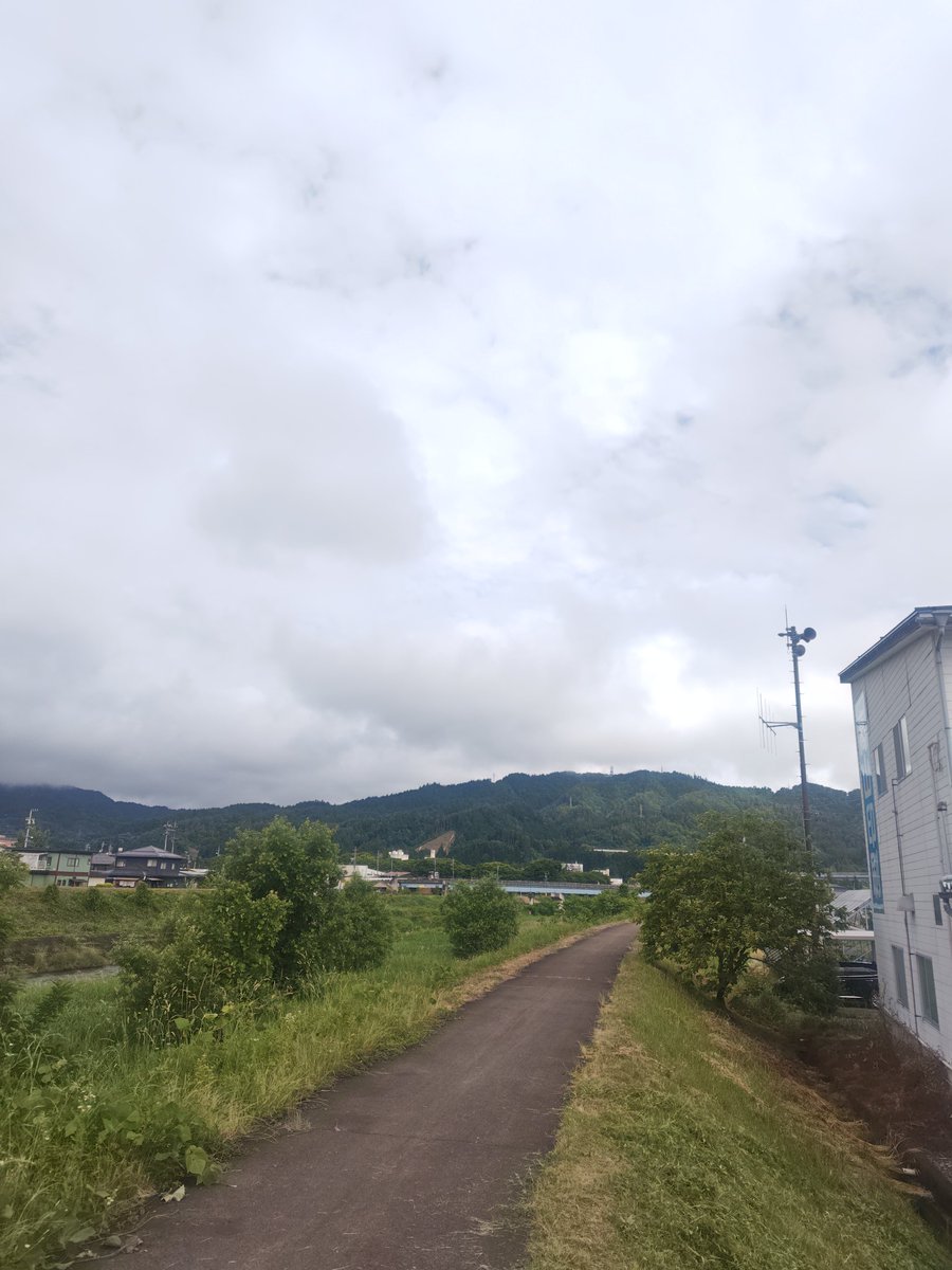 takapri0713's tweet photo. おはようございます

現在高山市気温18℃、曇り⛅️
少し蒸し暑いです😥

今日は夕方頃から雨が降る予報です
そろそろ梅雨入りですかね🤔

今週も頑張りましょう〜

#飛騨高山 https://t.co/vgPXpwOc2g