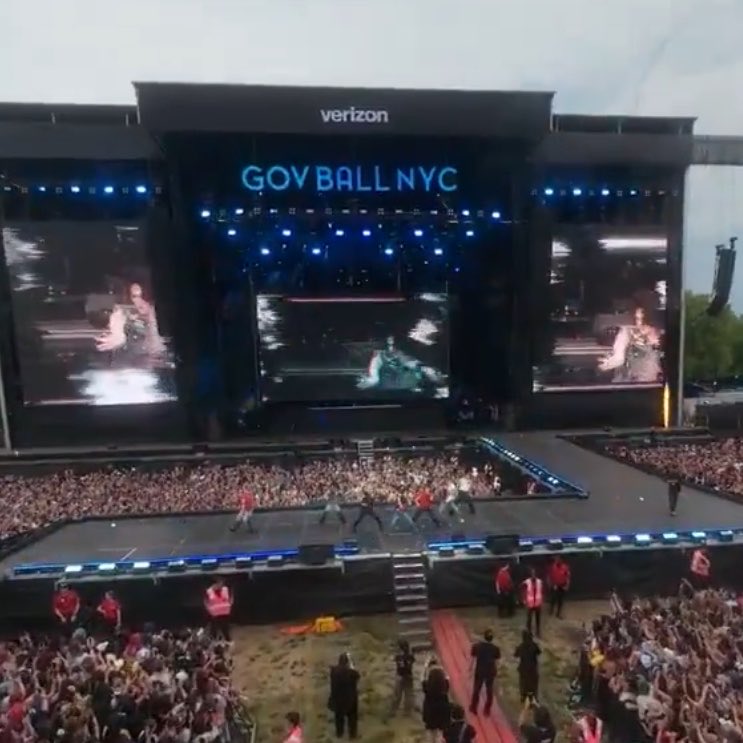love4yji's tweet photo. straycity stage is even bigger/longer.. oh god https://t.co/meESU2ykD7