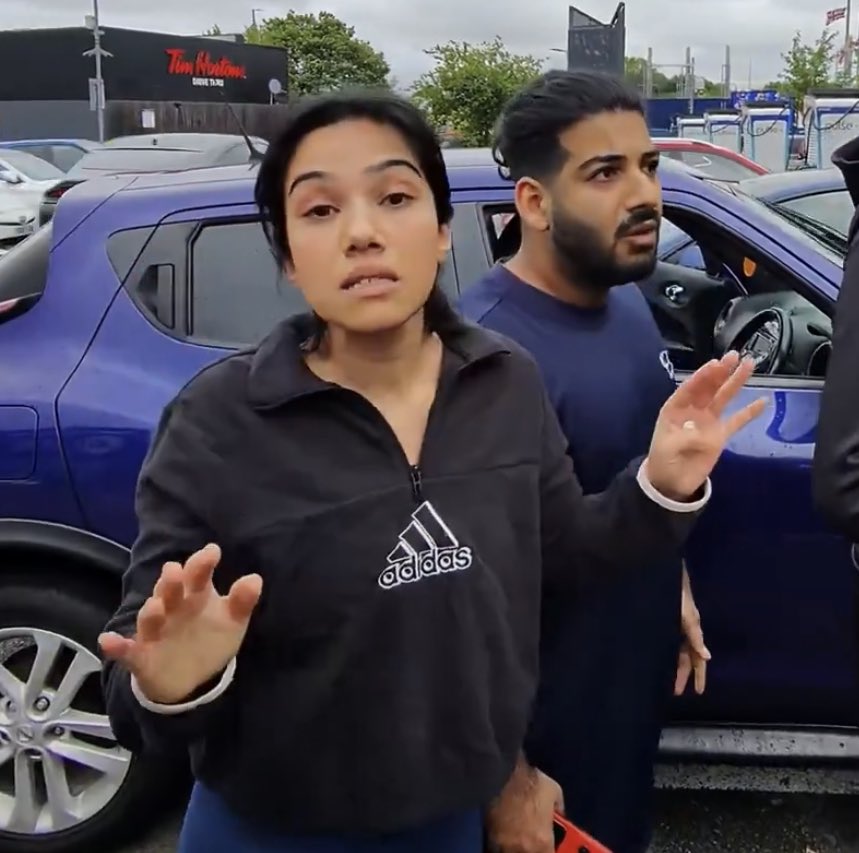wolfofalgstreet's tweet photo. @dpaudits “Please just get in your car” while time her man trying to get her ass in the car. She was beyond annoying https://t.co/lqQoVMurLz