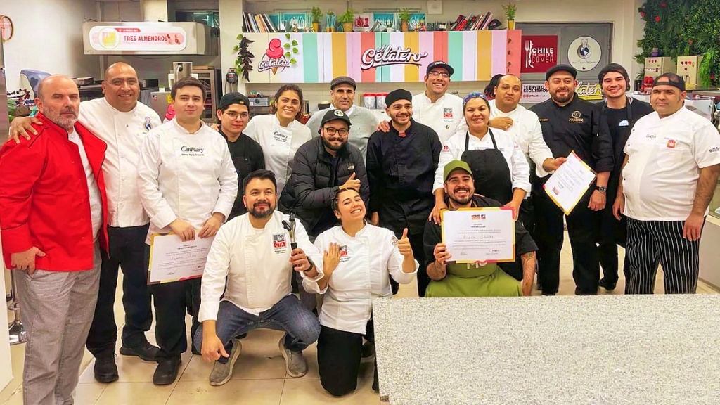 RevistaMyD's tweet photo. La Copa Nacional de #Heladería 2026 definió a sus tres #representantes para la Copa #LatamBajoCero, quienes provienen de distintas #regiones de todo Chile. Once #talentos compitieron en #Santiago mostrando #creatividad y técnica con #ingredientes sorpresa https://t.co/Agtarfj54p https://t.co/xpT1ZDjG7d