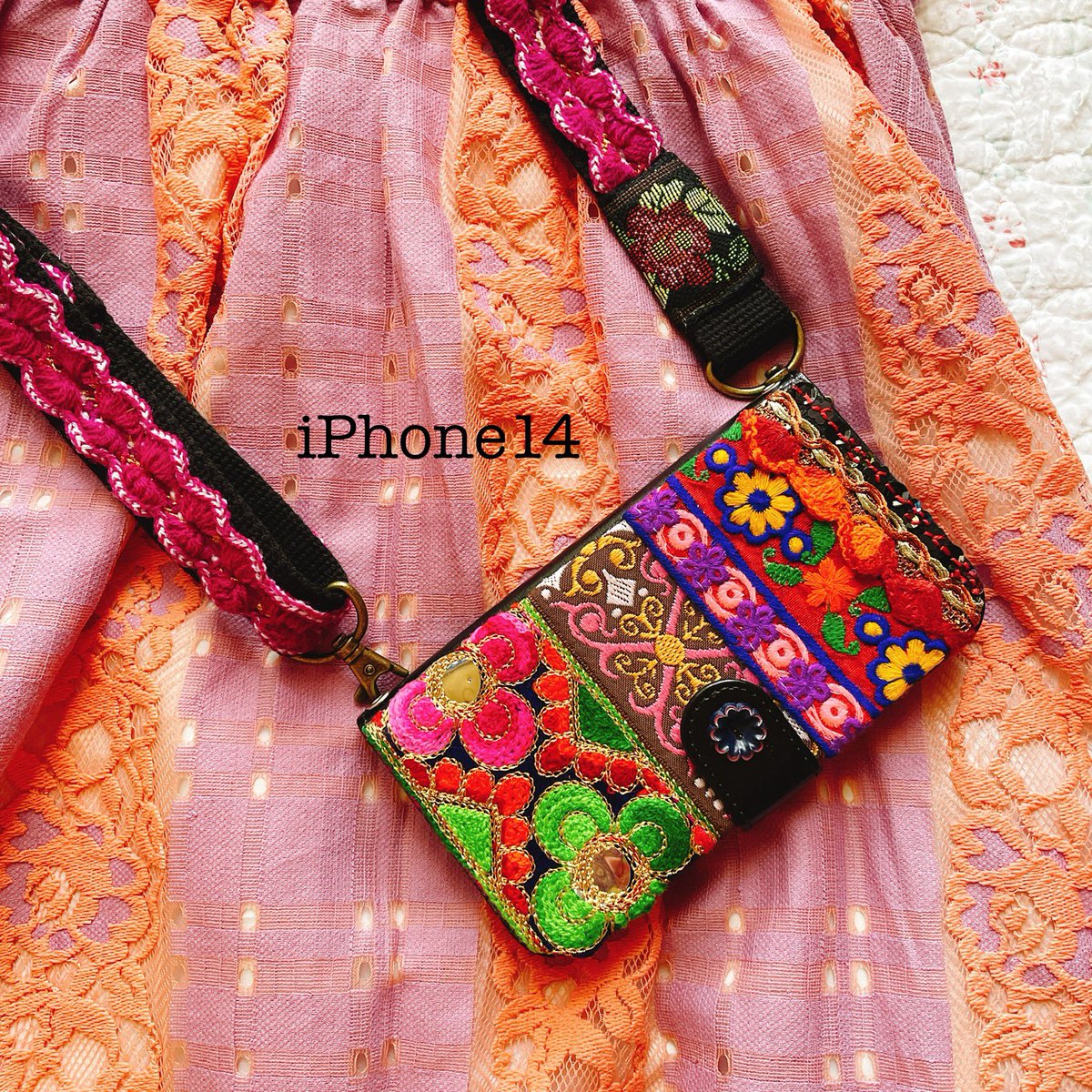 Akarilo1's tweet photo. iPhoneケース
長く愛して頂いたデザイン。
iPhone14用のみ残り1点となりました🌼

こちらのデザイン含め、2日以内発送可能なもの、creemaで販売しています🧚‍♀️

手帳型ケース新調したいな〜という方、ビビっとくるものがあるかも…！
ぜひ覗いてみて下さい

https://t.co/FYKl4lx30i 

#iPhone14ケース https://t.co/AmXgLJogR6