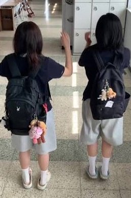 ctrine96's tweet photo. 요즘 더 많이 보이는 한국 여학생 패션

시험 기간도 한 몫 https://t.co/PxPOspfEZT