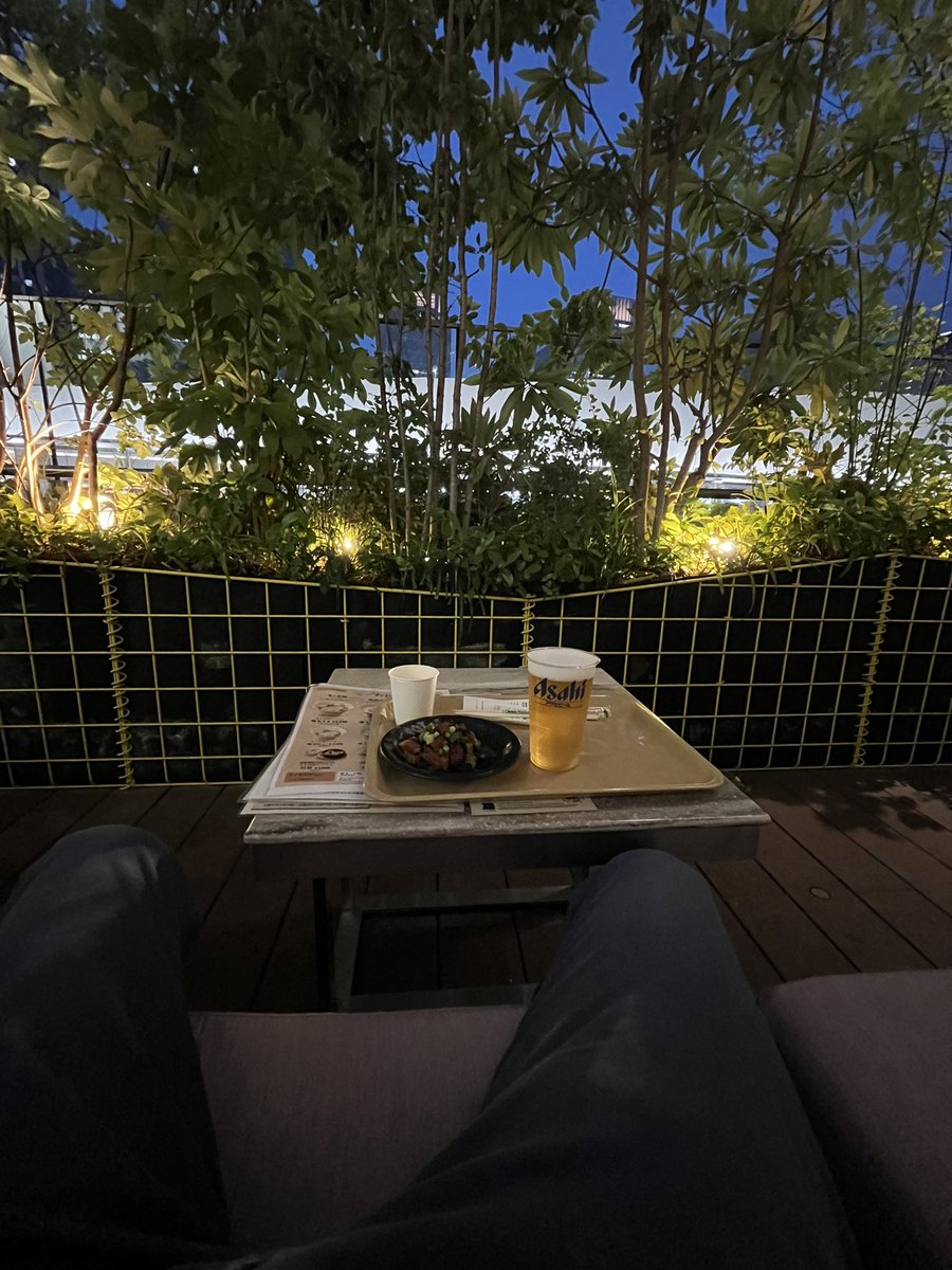 wanikunkun2's tweet photo. 昨日船橋グランドサウナの後東京駅行ったからミッドタウン八重洲のテラス席で1人でビール飲んだ。
もちろん左右両隣りのソファ席はラブラブカップルに挟まれてたけど気にしませんでした🤣
それはともかく一杯しか飲まなかったのに帰りの電車でめちゃくちゃ頭痛になってキツかった… https://t.co/TStynHhSrz
