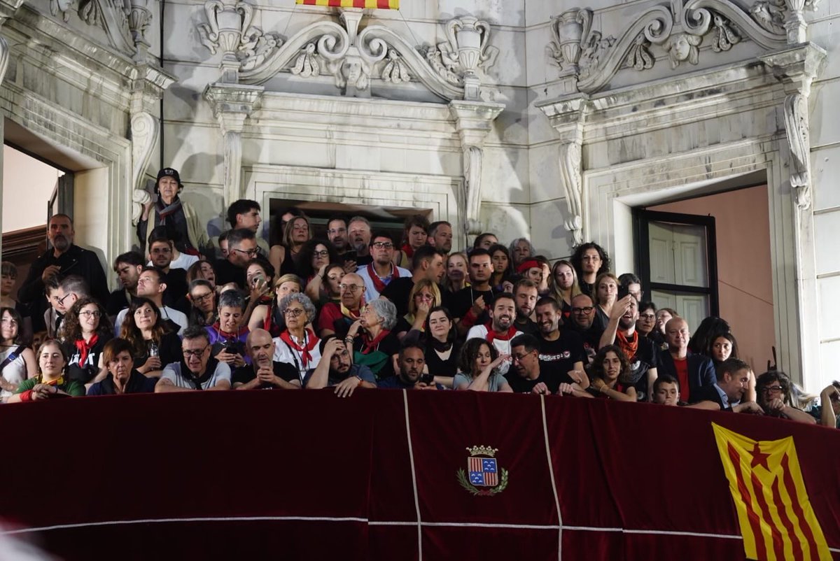 shalmodovar's tweet photo. La #Patum de Berga, Patrimoni Cultural Immaterial de la Humanitat, és història, tradició i comunitat. Avui he assistit a la Patum completa amb l’alcalde. Gràcies a totes les persones que feu possible una festa que uneix generacions i manté viva la nostra cultura. Emoció!!! https://t.co/zNGNT7B1yN