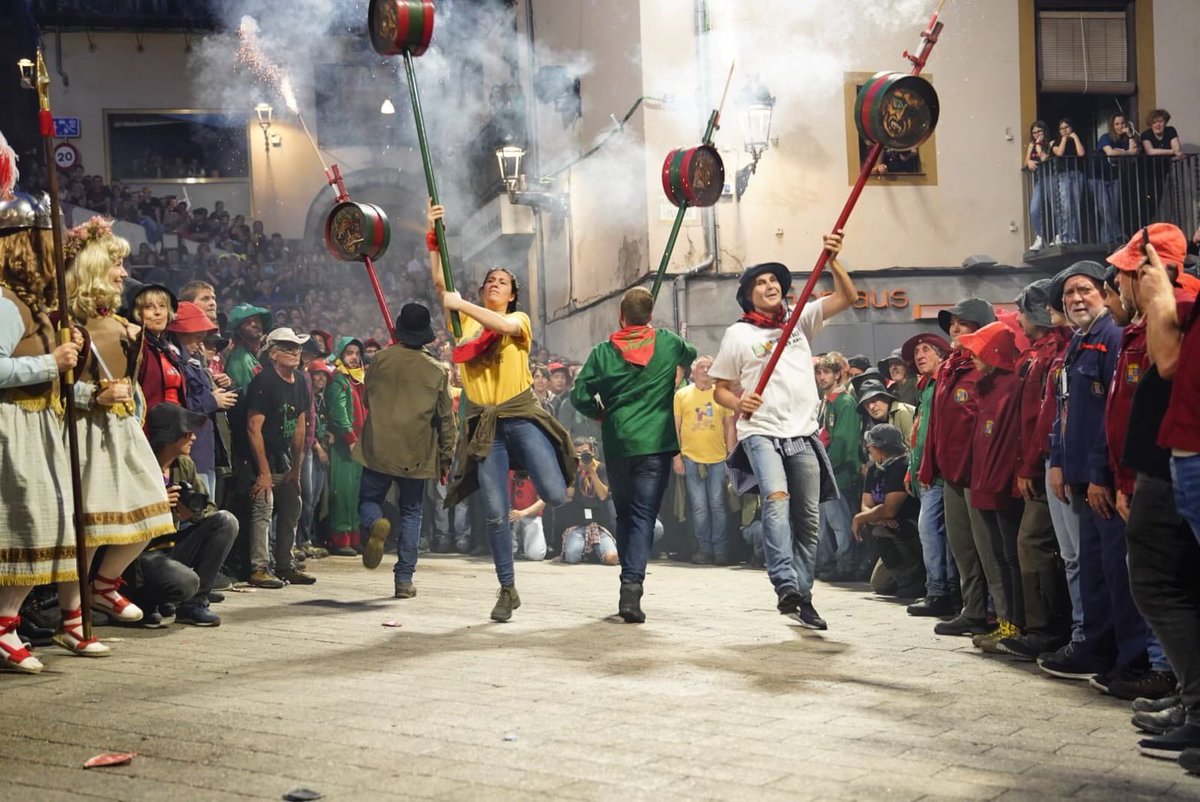 shalmodovar's tweet photo. La #Patum de Berga, Patrimoni Cultural Immaterial de la Humanitat, és història, tradició i comunitat. Avui he assistit a la Patum completa amb l’alcalde. Gràcies a totes les persones que feu possible una festa que uneix generacions i manté viva la nostra cultura. Emoció!!! https://t.co/zNGNT7B1yN