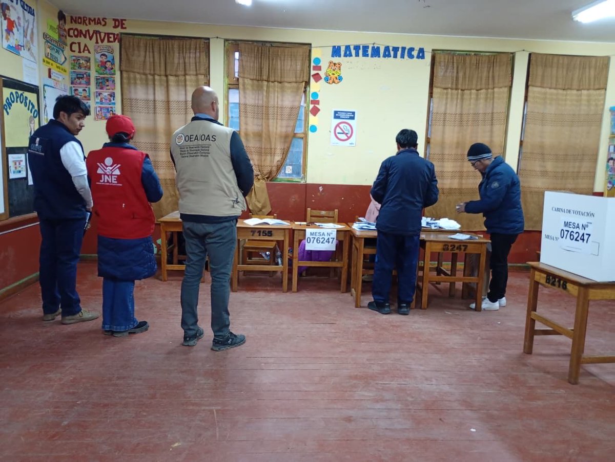OEA_oficial's tweet photo. Termina la jornada de votación de la #SEP2026 y comienza el conteo. Los observadores de la #OEAenPerú están presentes en los centros de votación dando seguimiento a los procedimientos de cierre de mesas y el escrutinio 🇵🇪 https://t.co/k42WUrz7yz