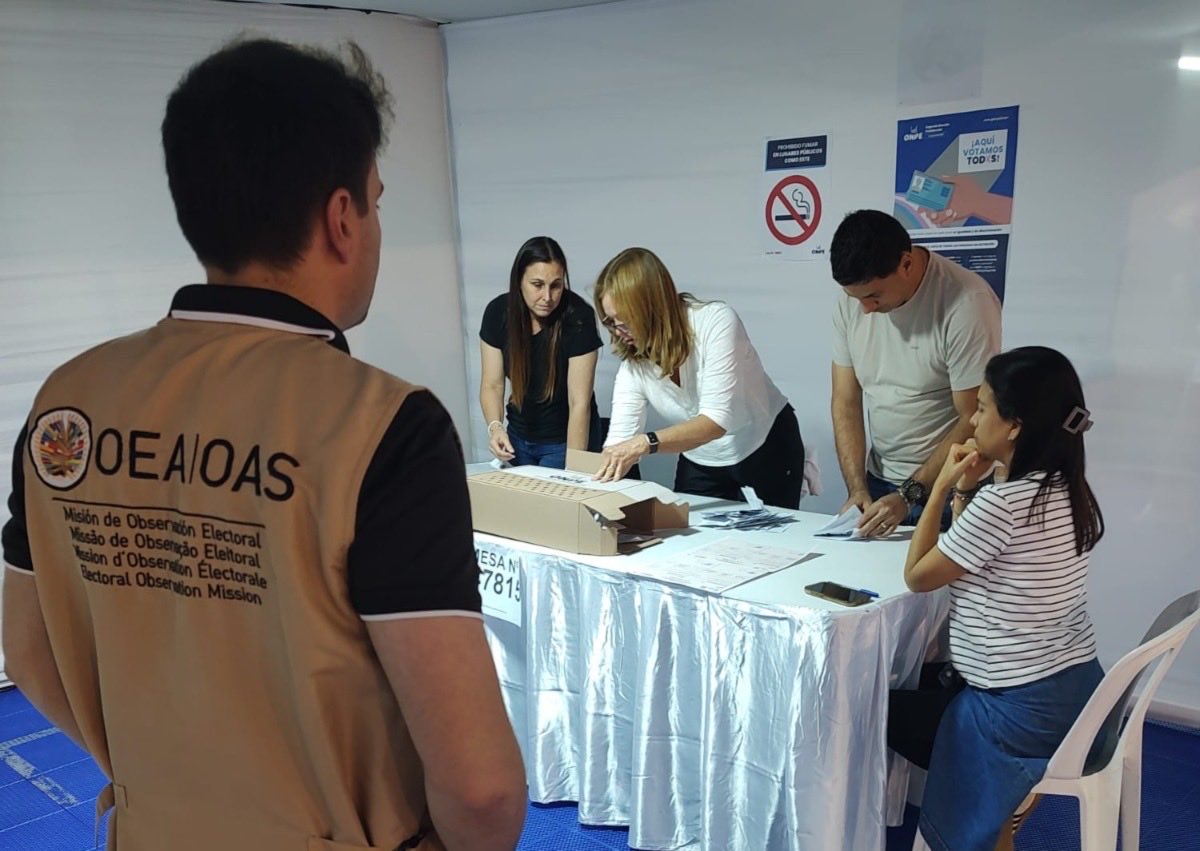 OEA_oficial's tweet photo. Termina la jornada de votación de la #SEP2026 y comienza el conteo. Los observadores de la #OEAenPerú están presentes en los centros de votación dando seguimiento a los procedimientos de cierre de mesas y el escrutinio 🇵🇪 https://t.co/k42WUrz7yz