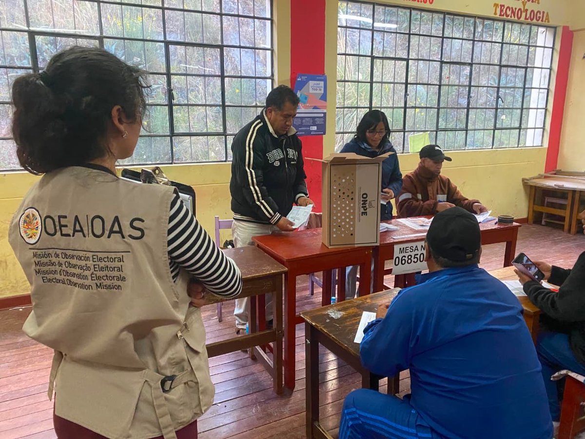 OEA_oficial's tweet photo. Termina la jornada de votación de la #SEP2026 y comienza el conteo. Los observadores de la #OEAenPerú están presentes en los centros de votación dando seguimiento a los procedimientos de cierre de mesas y el escrutinio 🇵🇪 https://t.co/k42WUrz7yz