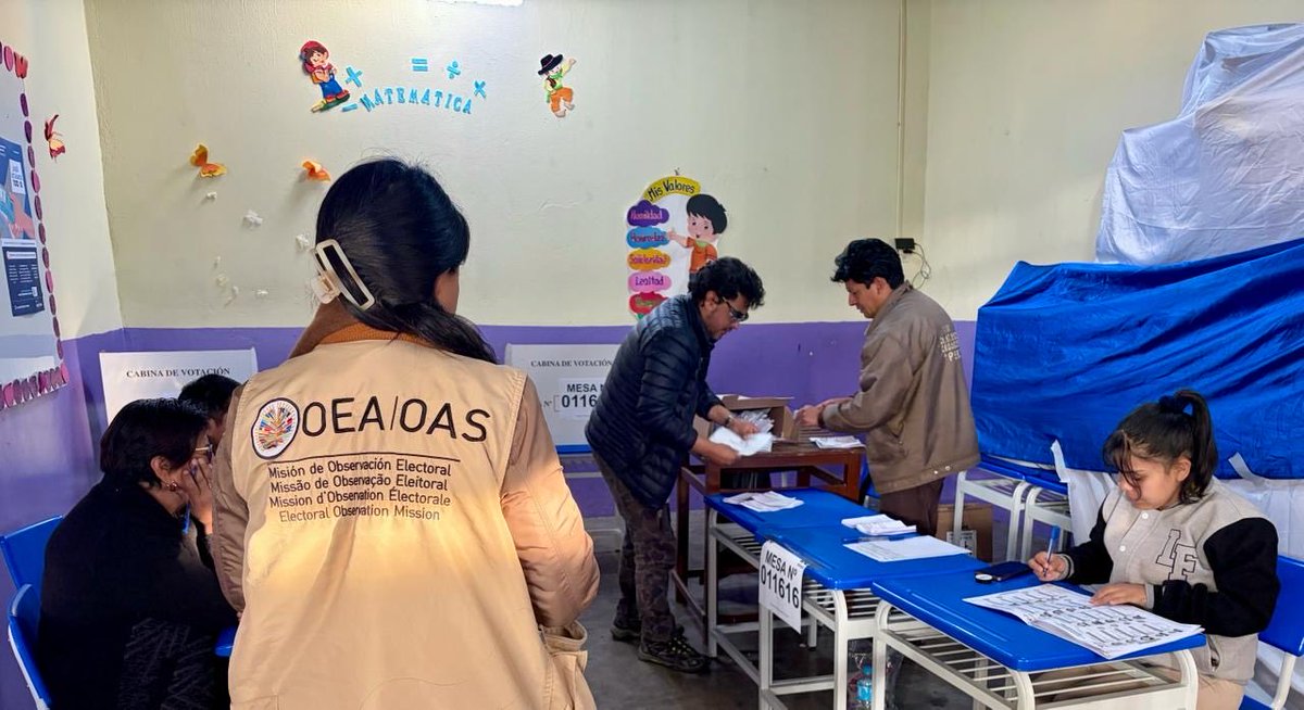 OEA_oficial's tweet photo. Termina la jornada de votación de la #SEP2026 y comienza el conteo. Los observadores de la #OEAenPerú están presentes en los centros de votación dando seguimiento a los procedimientos de cierre de mesas y el escrutinio 🇵🇪 https://t.co/k42WUrz7yz
