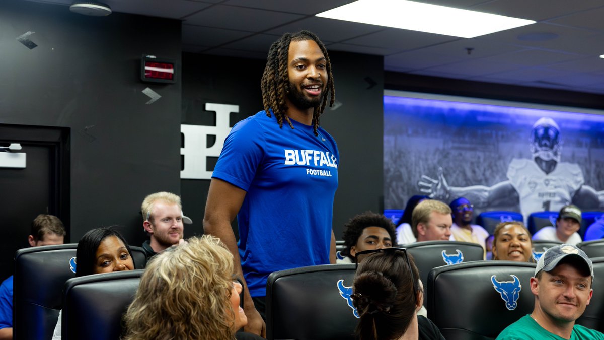UBFootball's tweet photo. New Bulls in town 🤘

#UBhornsUP🤘l #BullMarket📈 https://t.co/PmG3LaWYJy