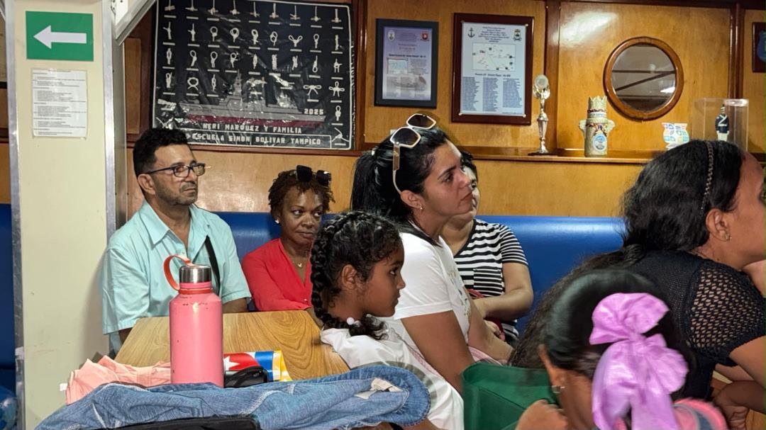 EmbaVECuba's tweet photo. 1/3 En el marco de la visita del Buque Escuela “Simón Bolívar” a Santiago de Cuba, la Cónsul General de Venezuela en Cuba, Vivian Alvarado, en compañía del Ministro Consejero Reinaldo Segovia, sostuvo un encuentro con los connacionales venezolanos residentes en dicha provincia. https://t.co/zBODMbeagz