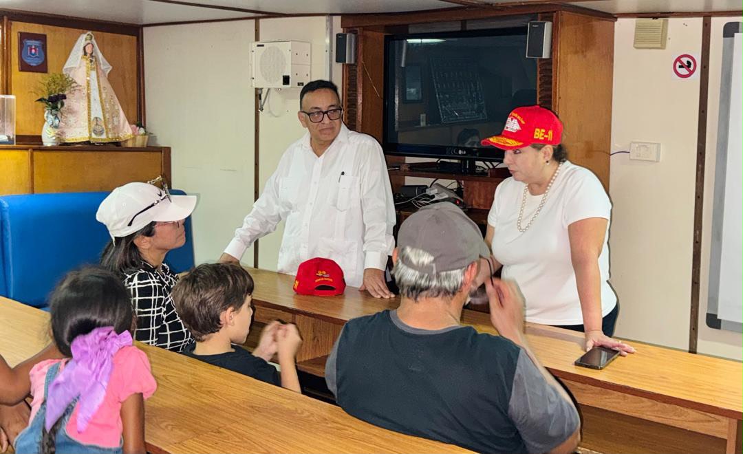 EmbaVECuba's tweet photo. 1/3 En el marco de la visita del Buque Escuela “Simón Bolívar” a Santiago de Cuba, la Cónsul General de Venezuela en Cuba, Vivian Alvarado, en compañía del Ministro Consejero Reinaldo Segovia, sostuvo un encuentro con los connacionales venezolanos residentes en dicha provincia. https://t.co/zBODMbeagz