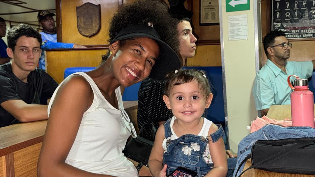 EmbaVECuba's tweet photo. 1/3 En el marco de la visita del Buque Escuela “Simón Bolívar” a Santiago de Cuba, la Cónsul General de Venezuela en Cuba, Vivian Alvarado, en compañía del Ministro Consejero Reinaldo Segovia, sostuvo un encuentro con los connacionales venezolanos residentes en dicha provincia. https://t.co/zBODMbeagz