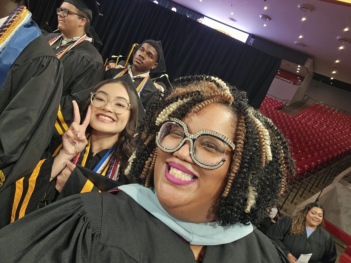 SayitSavoy's tweet photo. 20 years ago I graduated from this very stage at @UHouston and today I had the privilege of facilitating graduation for these graduates of @WisdomHS_HISD. Grateful for the opportunity π #graduationseason #GoGenerals https://t.co/YIb0k4bTsM