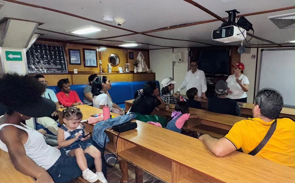 EmbaVECuba's tweet photo. 1/3 En el marco de la visita del Buque Escuela “Simón Bolívar” a Santiago de Cuba, la Cónsul General de Venezuela en Cuba, Vivian Alvarado, en compañía del Ministro Consejero Reinaldo Segovia, sostuvo un encuentro con los connacionales venezolanos residentes en dicha provincia. https://t.co/zBODMbeagz
