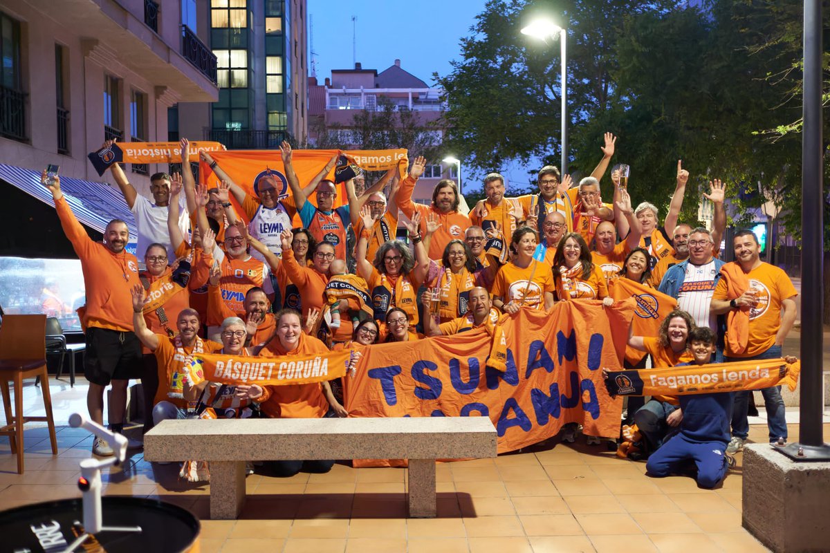 Aglutinate_BC's tweet photo. 🧡🧡🧡🧡 lo mejor de todo 🙌 siempre la #familianaranja del @basquetcoruna 
🧡🧡🧡🧡
@NaranjaTsunami @DoSanedrin76621 🙌🧡
¿Próximo destino?? https://t.co/EiRrvZjlsT