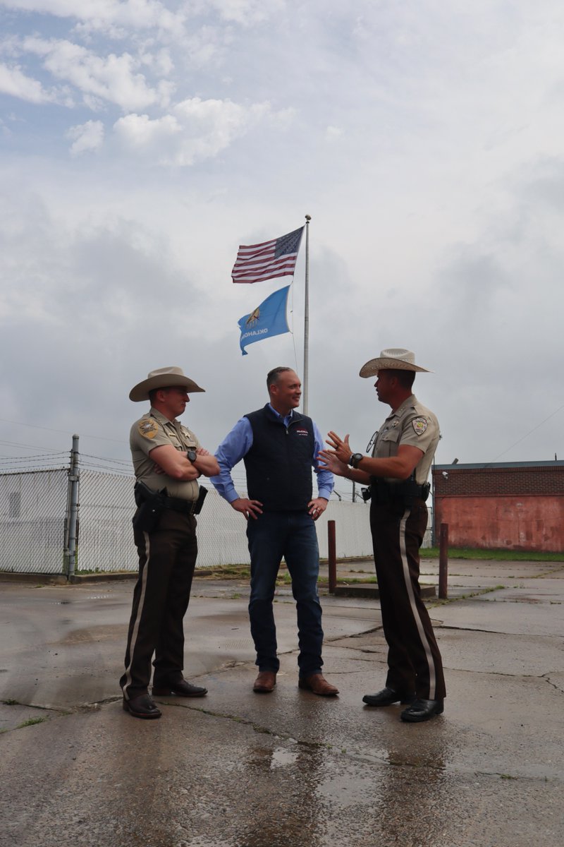 CharlesMcCallOK's tweet photo. I’m honored to have the support of more than HALF of the Sheriffs across Oklahoma.

These men and women put their lives on the line every day to keep our communities safe, and they know I will always stand with law enforcement.

As Governor, I’ll continue fighting for law and order, backing the blue, securing our border, and protecting Oklahoma families.

Vote Charles McCall for Governor for a safer Oklahoma! 🇺🇸