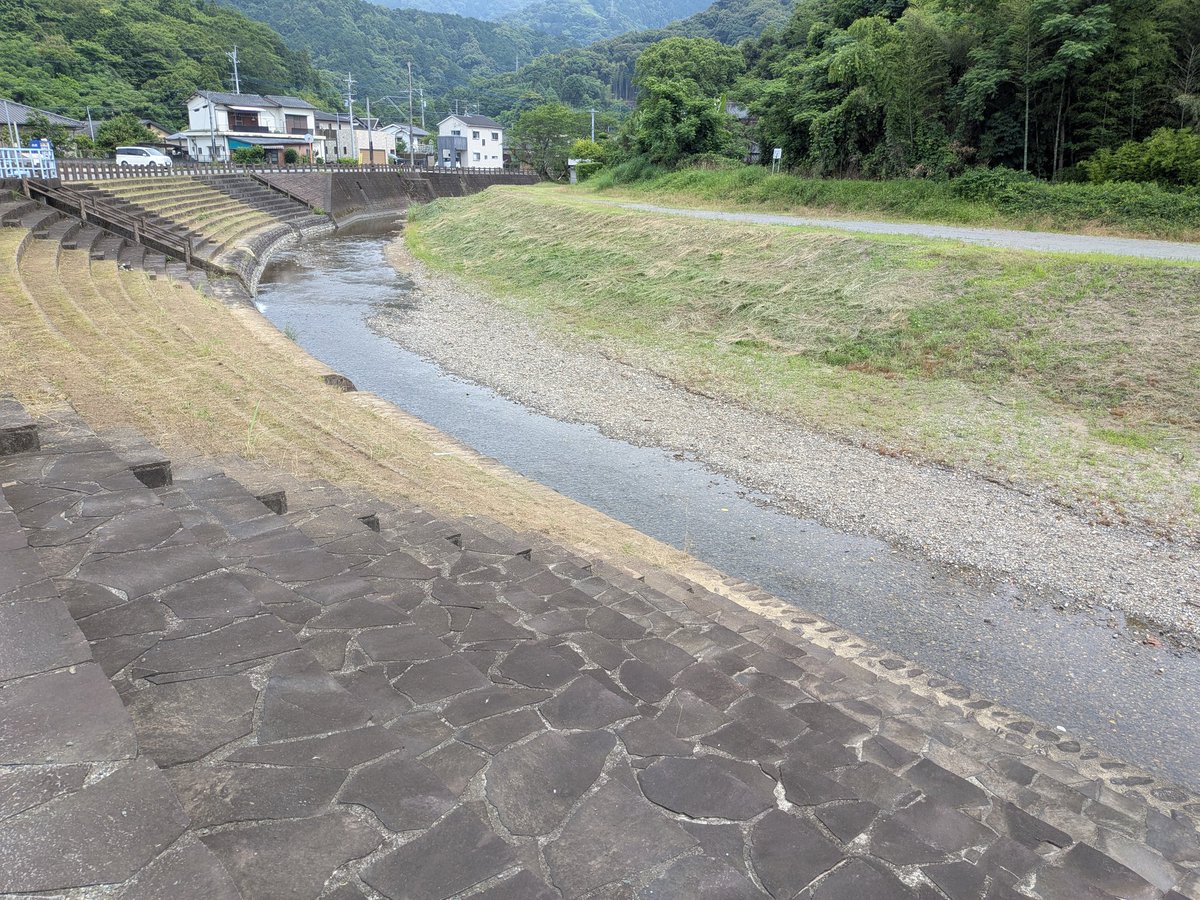 YokatokoGuide's tweet photo. 水無川の砥崎の河原（とさきのかわら）

八代妙見祭の際、八代神社に到着した行列はここ砥崎河原にて、獅子や亀蛇の演舞、川の中を駆け抜ける馬追いを披露。妙見祭最大の見せ場で、祭当日はすごい人出です。

普段はこんなに静かです。

#八代妙見祭  #砥崎の河原 https://t.co/N9C0oogyIx