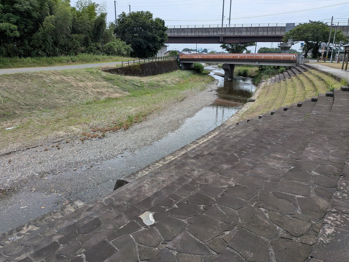 YokatokoGuide's tweet photo. 水無川の砥崎の河原（とさきのかわら）

八代妙見祭の際、八代神社に到着した行列はここ砥崎河原にて、獅子や亀蛇の演舞、川の中を駆け抜ける馬追いを披露。妙見祭最大の見せ場で、祭当日はすごい人出です。

普段はこんなに静かです。

#八代妙見祭  #砥崎の河原 https://t.co/N9C0oogyIx