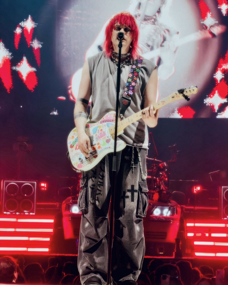 Sofiam47's tweet photo. Took these of 5 Seconds of Summer shot on iPhone! #eastour #everyonesastar #5sos https://t.co/Gin1KaNI7c