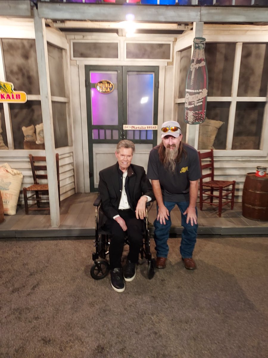 JakeMorgan59091's tweet photo. Got too see @randytravis Fer the 1st tyme at the #CMAFANFAIR in Tennessee yesterday which was really awsome too shake hands with him n take a Pic wth him also, N had a great tyme at the CMA FAN FAIR...2026 https://t.co/SuP7amjgHL