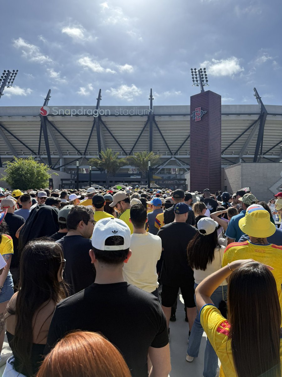 denisryan52's tweet photo. Lines not moving @SnapdragonStdm any news?? https://t.co/whUqzeOYXW