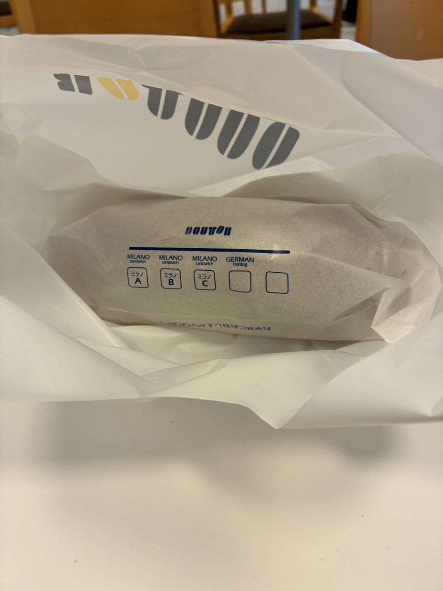 hanocha's tweet photo. アイスルイボス茶のないドトールだった( *｀ω´)

しかたないから、テイクアウトして休憩スペースでいただく

カマンベール入りミラノサンドB
アボカド、エビ、サーモン･:*+.\(( °ω° ))/.:+ https://t.co/NtNQaEkt6D
