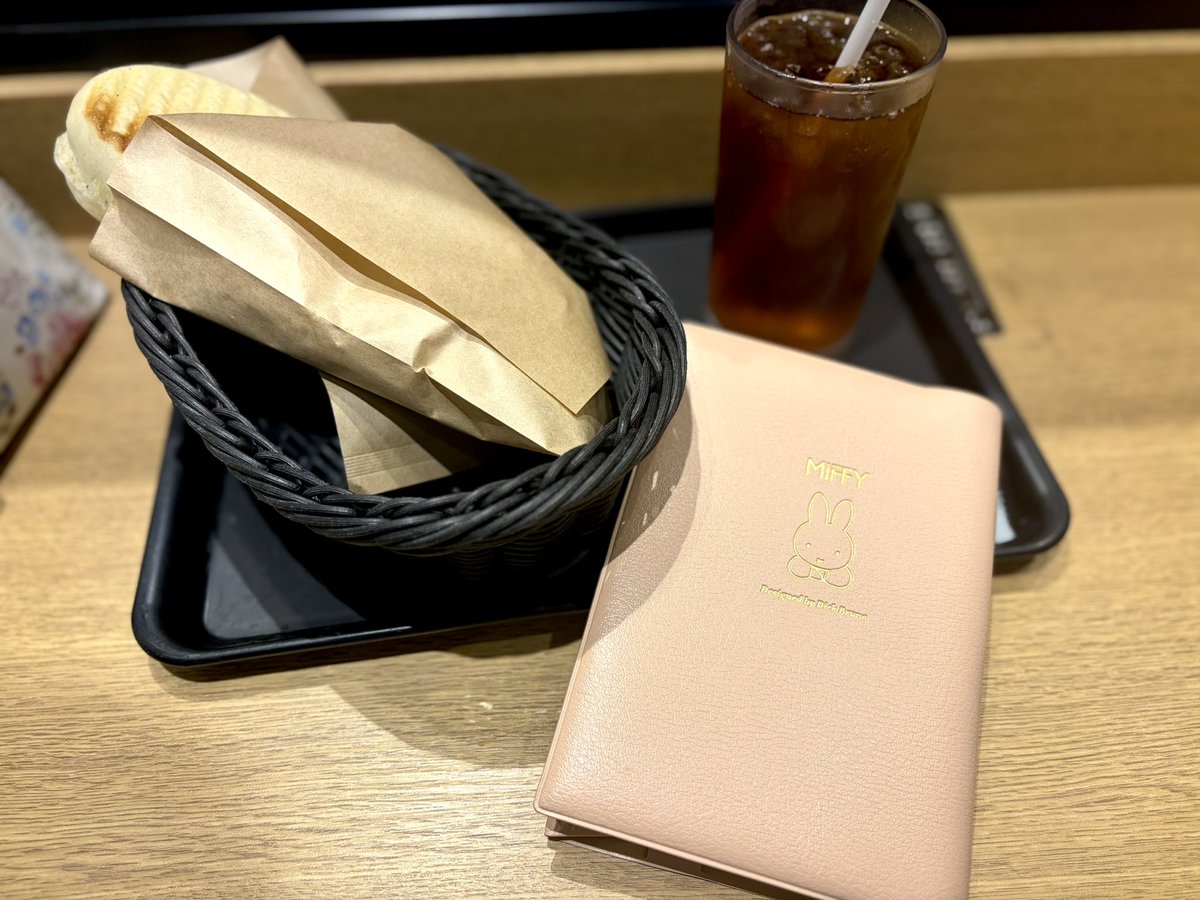 runolife's tweet photo. おはようございます
月曜日！雨スタートだとゆるく頑張ろう〜
#読書 https://t.co/HNHOB9AThu