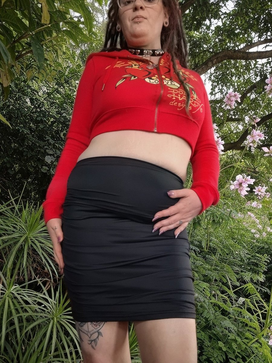 AminVoss's tweet photo. New skirt 😻 what you think?? https://t.co/RXHUWqlJJU