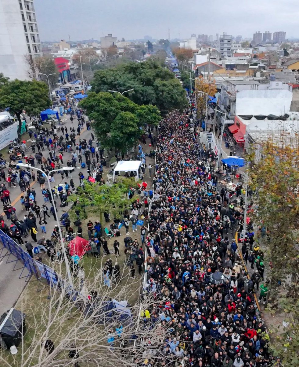 pablomolins's tweet photo. Un país impactado por la muerte de uno de sus artistas más importantes de la historia. Cientos de miles movilizados para darle un último adiós al Indio Solari y el fulano no decreta el luto nacional.
Parece que "Al soberbio todo le es
Sufrido y muy aburrido...🎵
@Indio_Solari_ok https://t.co/UNwFBu8Rj7