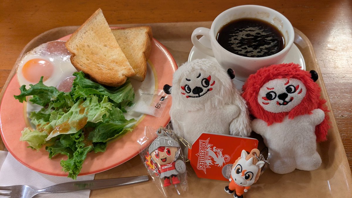Seven6256's tweet photo. 昨日の壮絶な戦い冷めやらぬなか梅田到着モーニング☕
最愛のスピアーズ🍊を制して優勝したスティーラーズ🟥と共通する神戸ゆかりのカスカード🥐さん。フランス語で「小滝」らしい。漢字は違うが小瀧選手、店のロゴもスティーラーズを彷彿。
負けたのが神戸でよかった😌
今日はお休み余韻に浸る🏉⚪️🔴 https://t.co/wWJDD0dDU5