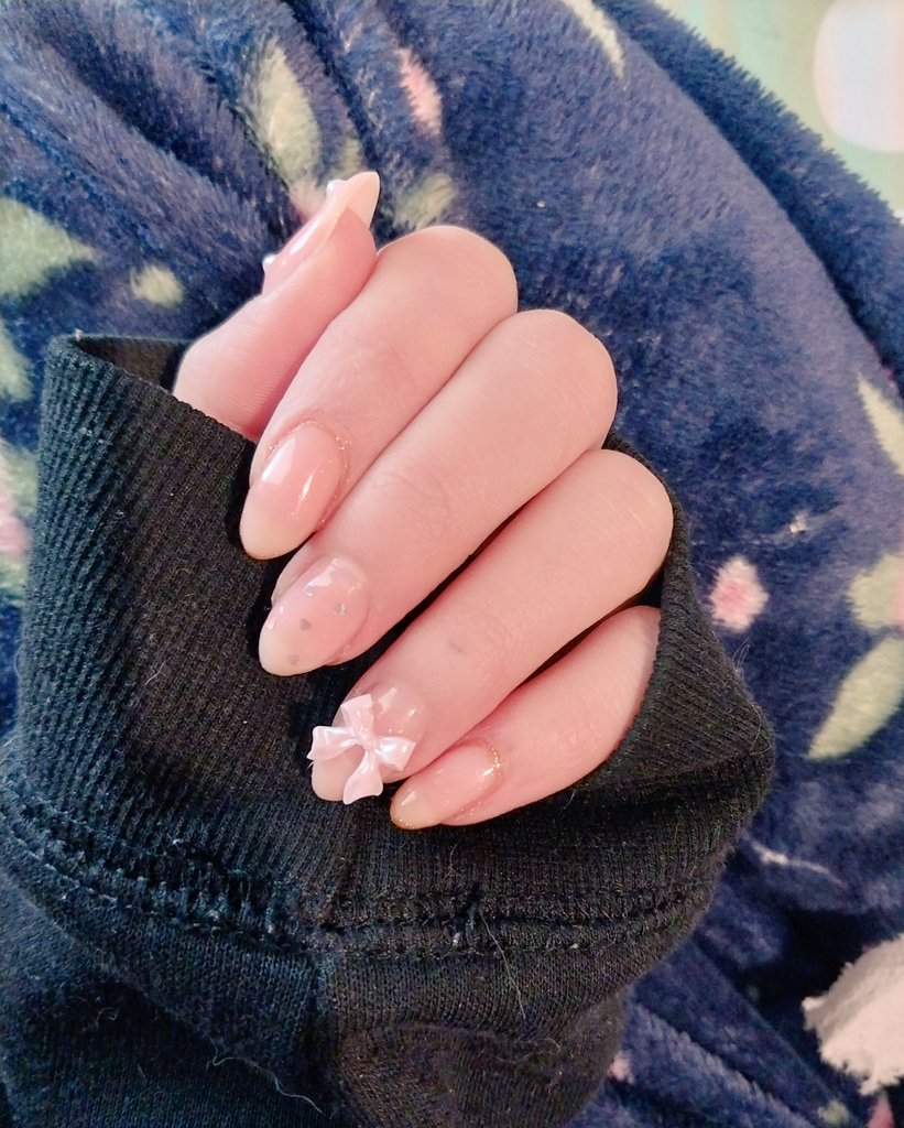 RedCarnationnz's tweet photo. Idk how all the girlies manage with this fuck ass bow on there nails like its so cute but I've had my ear lobe bleed TWICE now because it's caught on my ear ring and yanked it tf out https://t.co/3K9Kkeoiz2