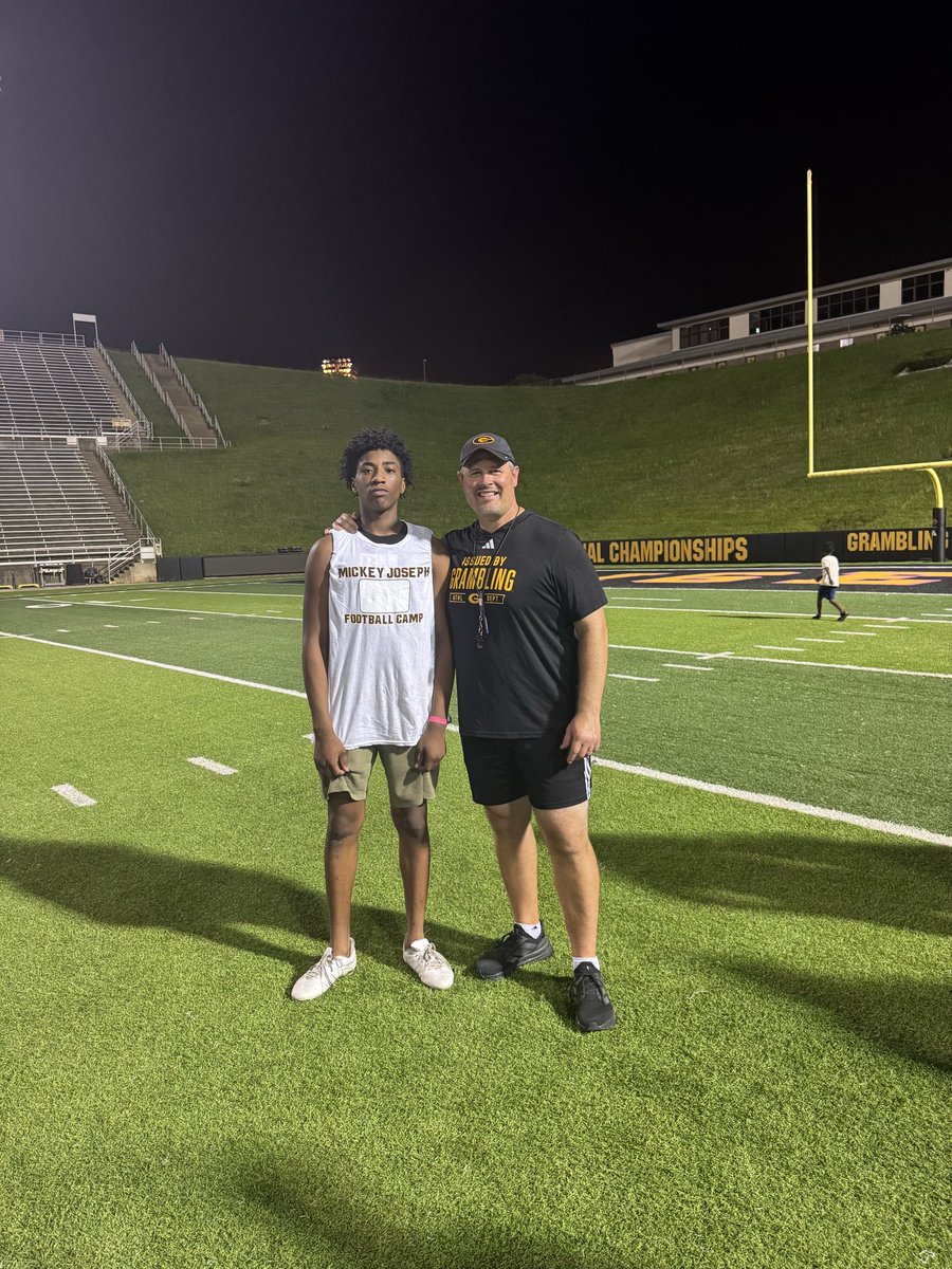 ladarionbanksjr's tweet photo. Grambling Prospect Camp 🔥 Stood out all day with impact plays in LB drills + team periods. Grateful for the convo with Head Coach Mickey Joseph (@GSUFootball01) — building that #GramFam connection! Locked in 🏈

6’2 198lbs | C/O 2027 ILB/OLB @BTW_Lions @Erik_Losey5254 @CoachGCoop @TreLester72 @Youngbullz22 @N_W_Sports @coach_jay318 @Rivals @PrepRedzoneLA 

#GoTigers #GramblingBound #ClassOf2027 #D1Bound #GMEN