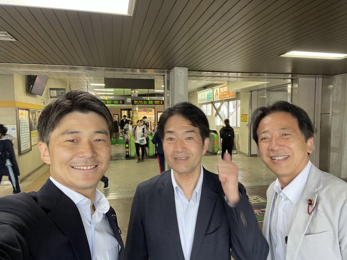 sokuno2's tweet photo. おはようございます。雨の都賀駅。西口に立たせていただきました。立憲民主党の秋山県議、麻生千葉市議と改札前で。皆様、お気をつけて行ってらっしゃいませ！ https://t.co/G5eSRv7d6O