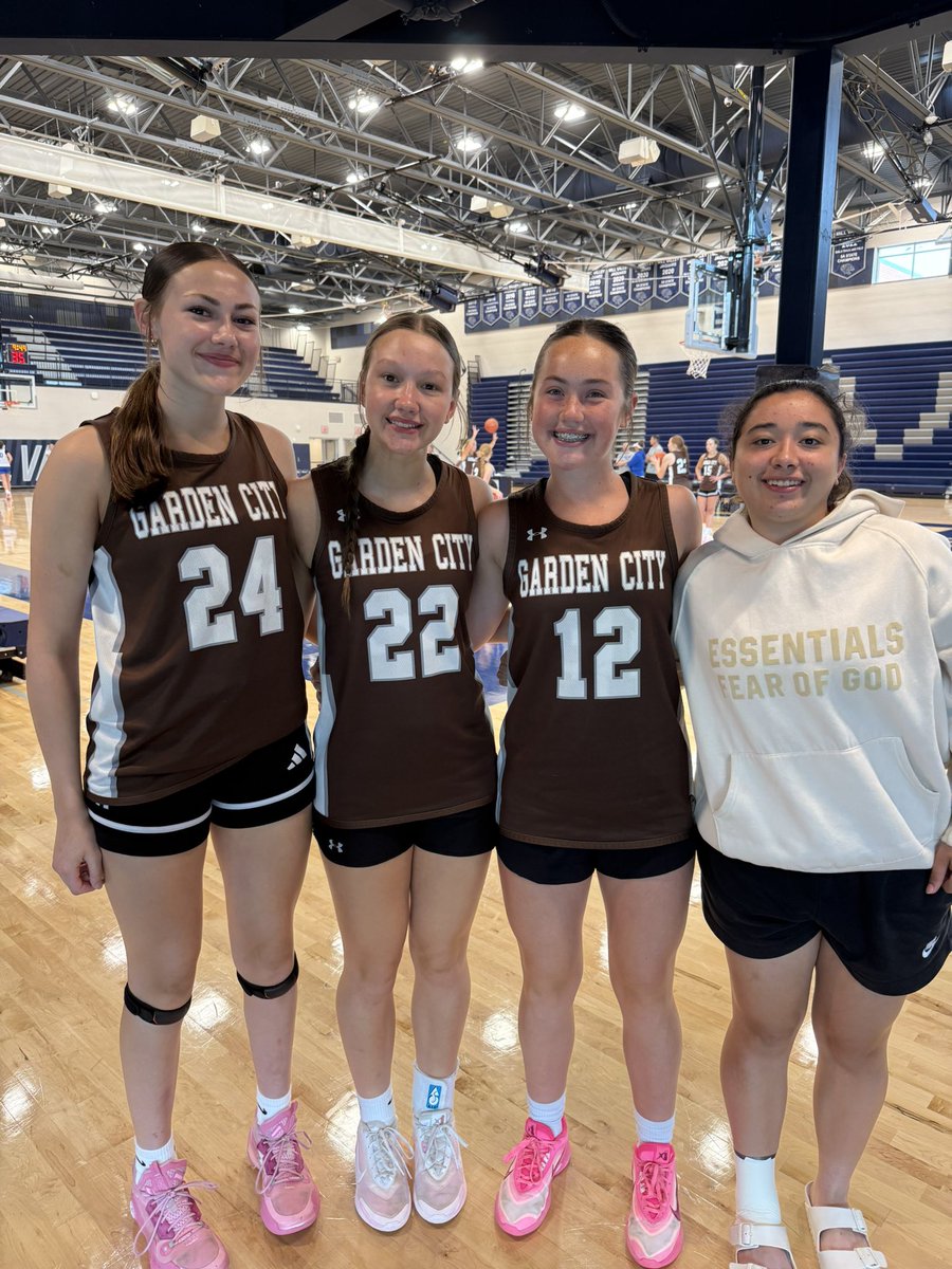 SunflowerSmack's tweet photo. What a great weekend at @ShotClockSD‼️🏀 we have some UBER talented GBB players in our area &amp; state!! 🤩 
More thoughts coming…congrats @sjagirlsbball &amp; @CoachjTat who battled in the finals! ~TOTO &amp; the OZ🎙️ https://t.co/3ErH7USJSg
