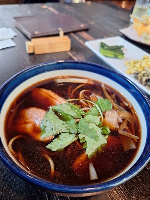 metabolisan's tweet photo. 昨日まで軽井沢。のんびりしてたんだけど意外なほど疲労が残ってる。爽やかな気候で歩き過ぎたか！？今日は通院日、家でおとなしくしたかった

川上庵本店のかも南蛮そば2750円、熟成感あるカエシ、鴨の赤身が旨かった。東京にもあるけど、ズズッ。妻の分を含めると普段の一週間分の食費って
#蕎麦 https://t.co/gsIwcpQLzk