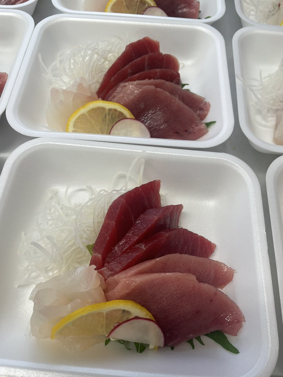 t_y_s_m_a1214's tweet photo. 本日は魚屋たいようさんです
色々ありますよヽ(*＾ω＾*)ﾉ
洒落たやつはフグと鯛のバケットピザ
9時Openですぅ
鮮魚も有りますヌ！お待ちしてますｩ〜

道の駅天王/#カネマル水産 https://t.co/DL7dAtWYbC