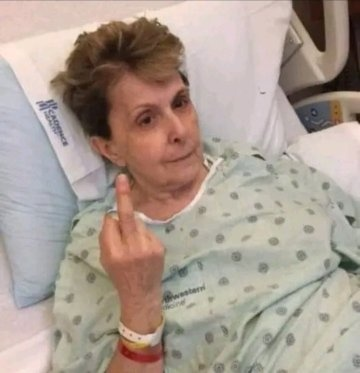 CesarJB's tweet photo. Uma mulher de 63 anos foi ao pronto-socorro e acabou sendo atendida por um médico jovem e inexperiente.

Após apenas alguns minutos de consulta, ele olhou para ela com convicção e disse:"Parabéns, a senhora está grávida."

A mulher ficou pálida. Sem acreditar no que tinha acabado de ouvir, ela saiu da sala correndo e atravessou o corredor gritando em desespero.

Um médico mais velho, ao ver a cena, aproximou-se rapidamente e perguntou o que havia acontecido. Depois de ouvir o relato da paciente, levou-a para uma sala reservada e conseguiu acalmá-la.

Em seguida, foi direto ao consultório do jovem médico e perguntou indignado: "O que passou pela sua cabeça? Essa mulher tem 63 anos, dois filhos adultos e vários netos! Como você pôde dizer que ela está grávida?"

Sem sequer tirar os olhos da ficha que estava preenchendo, o jovem médico respondeu: "Ela ainda está com os soluços?"