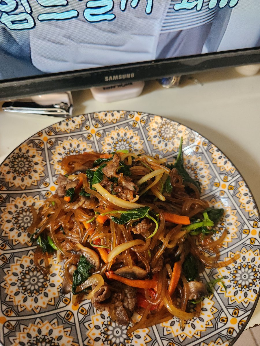 redcherrymint's tweet photo. Nemu kata2

"Aku suka masak, tapi pas sendirian, aku gak suka masak, ternyata aku bukan suka masaknya, tapi aku suka orang-orang yang makan masakanku"

Ngacung yang love language nya masakin orang 🙋‍♀️🙋‍♀️ https://t.co/QqeQinWMTP