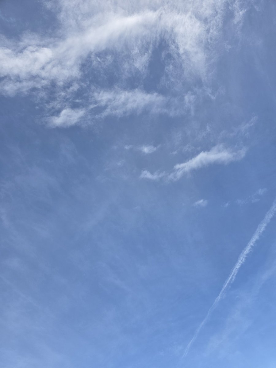 izuhiro's tweet photo. 会社です。今日は良い天気です。
暑いです。（笑） https://t.co/q1YEw05rGh