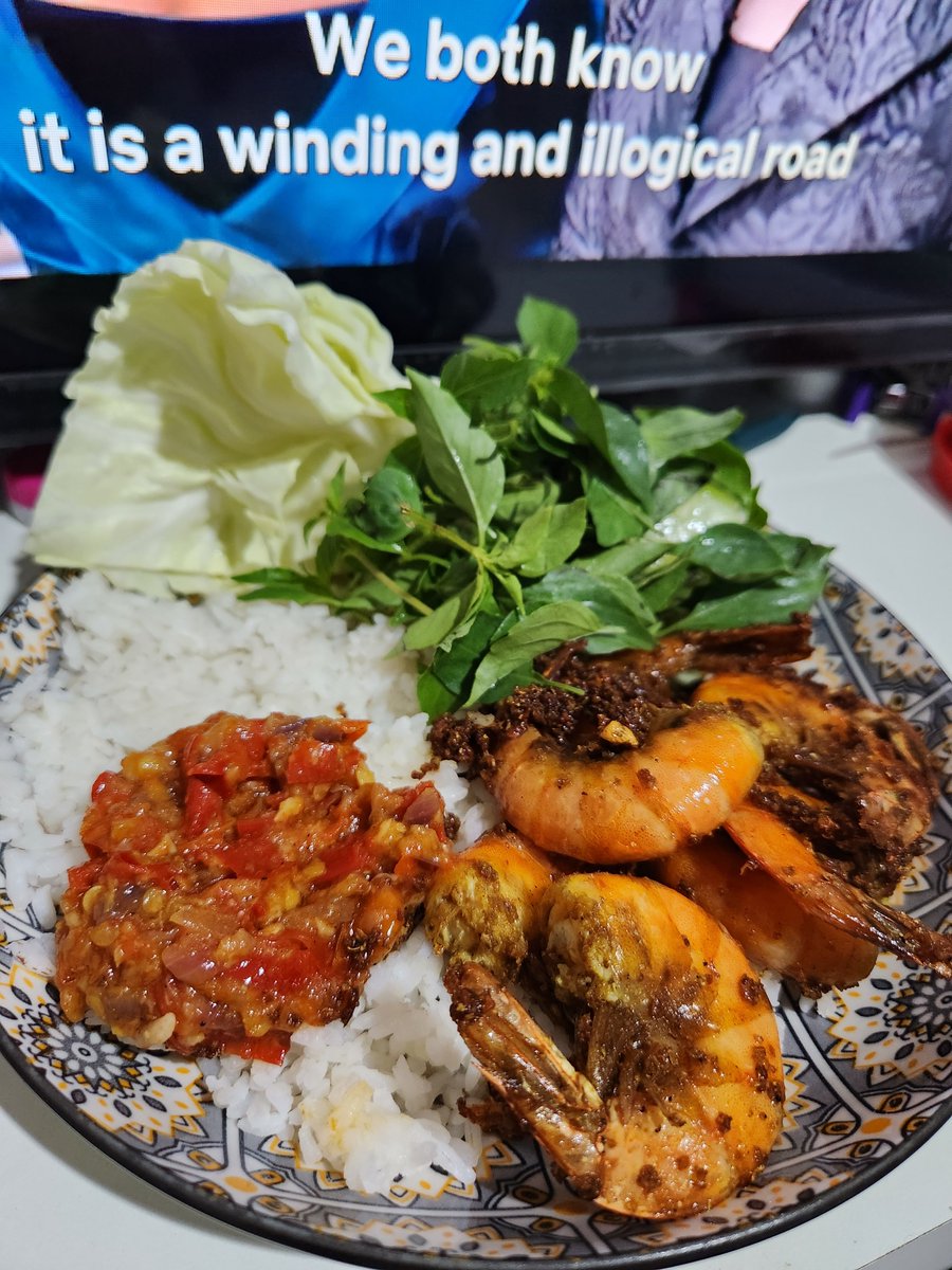 redcherrymint's tweet photo. Nemu kata2

"Aku suka masak, tapi pas sendirian, aku gak suka masak, ternyata aku bukan suka masaknya, tapi aku suka orang-orang yang makan masakanku"

Ngacung yang love language nya masakin orang 🙋‍♀️🙋‍♀️ https://t.co/QqeQinWMTP