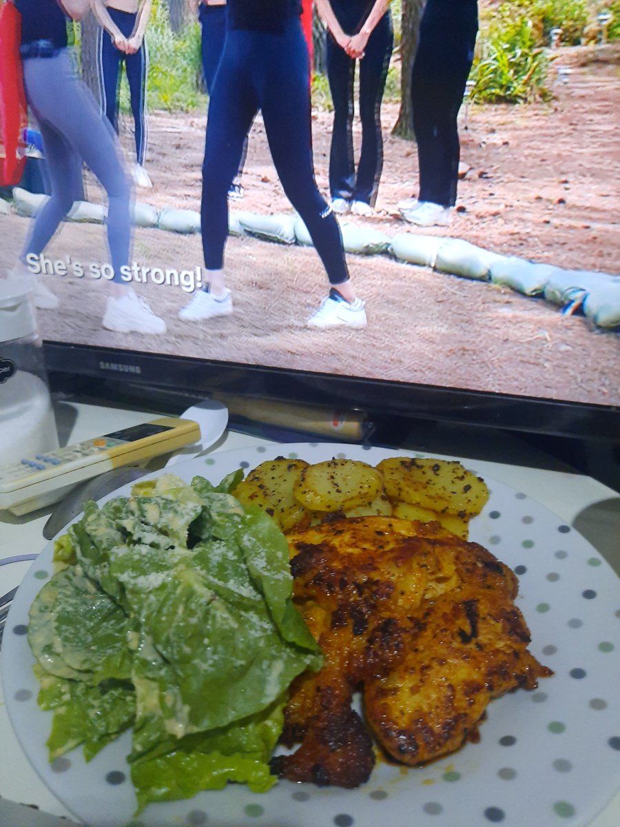 redcherrymint's tweet photo. Nemu kata2

"Aku suka masak, tapi pas sendirian, aku gak suka masak, ternyata aku bukan suka masaknya, tapi aku suka orang-orang yang makan masakanku"

Ngacung yang love language nya masakin orang 🙋‍♀️🙋‍♀️ https://t.co/QqeQinWMTP