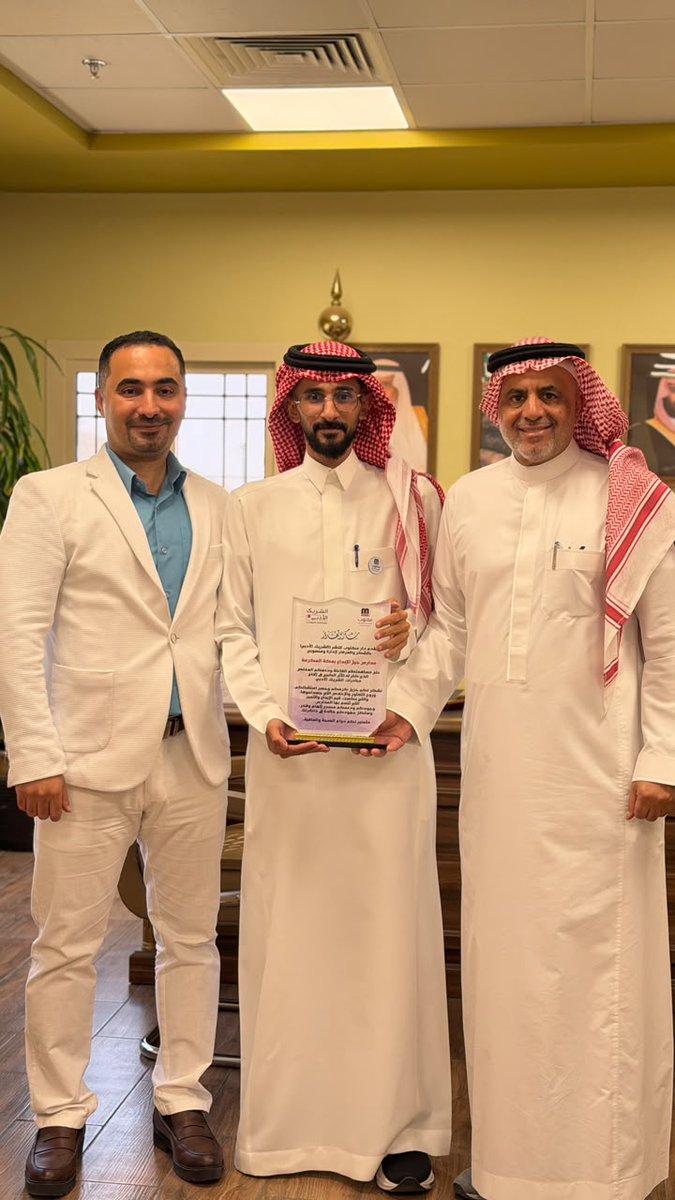 maktoob_store's tweet photo. ضمن مبادرات #الشريك_الأدبي وإصراراً على تحقيق هدف اكتشاف المواهب في كل المجالات الأدبية؛ أقامت دار #مكتوب_للنشر فعالية بعنوان ("سهراب" بين السرد والترجمة)، والتي امتد الإعداد لها لأكثر من شهر لصنع قراءة أدبية في نصوص القصص القصيرة لإصدار #سهراب الصادر عن الدار وتأليف الكاتبة الشابة #ندى_علي، ثم تقديم تلك القصص مترجمة إلى اللغة الإنجليزية بأقلام طلاب المرحلة الثانوية في #مدارس_جيل_الإبداع النموذجية بمنطقة #مكة_المكرمة 
انطلقت الفعالية يوم الأحد 7 يونيو 2026م بورشة عمل قدمها الأستاذ عبدالرحمن المالكي، تحدث فيها عن تجربة الترجمة بين العربية والإنجليزية وأساليبها التي تنقل للقارئ بغير العربية روح النص الأصلي قدر الإمكان، كما أشار للفضاء بين اللغتين وكيف يمكن إقناع القارئ بقرب بعضهما مع اختلاف اللسان، وذلك لقياس الأثر المعنوي على القارئ للنص المترجم عن لغته الأصلية..

عرض الطلاب المشاركون بعدها تجربتهم المميزة في ترجمة القصص التي اختاروها وسط دهشة الحضور، حيث تمكن الطلاب المشاركون من خوض غمار التجربة بطريقةٍ فريدةٍ ومميزة تشي عن وجود مواهب حقيقية يمكن تبنيها واستثمارها لتكون مشاريع مترجمين في المستقبل..
اختتمت الورشة بتقديم شهادات التقدير للمشاركين وتوقيع كتاب #سهراب نيابة عن المؤلفة من قبل الأستاذة سلمى البكري؛ مديرة النشر بدار مكتوب للنشر
كما تشرفت دار مكتوب بتكريم إدارة مدارس جيل الإبداع باسم مبادرة الشريك الأدبي وشكرهم على جميل حفاوتهم وكرمهم الكبير واحتضانهم المعهود لكل ما من شأنه مساندة الفعاليات الأدبية والثقافية، فلهم جزيل الشكر والعرفان ونسأل الله لهم التوفيق والسداد والازدهار..

#هيئة_الأدب_والنشر_والترجمة