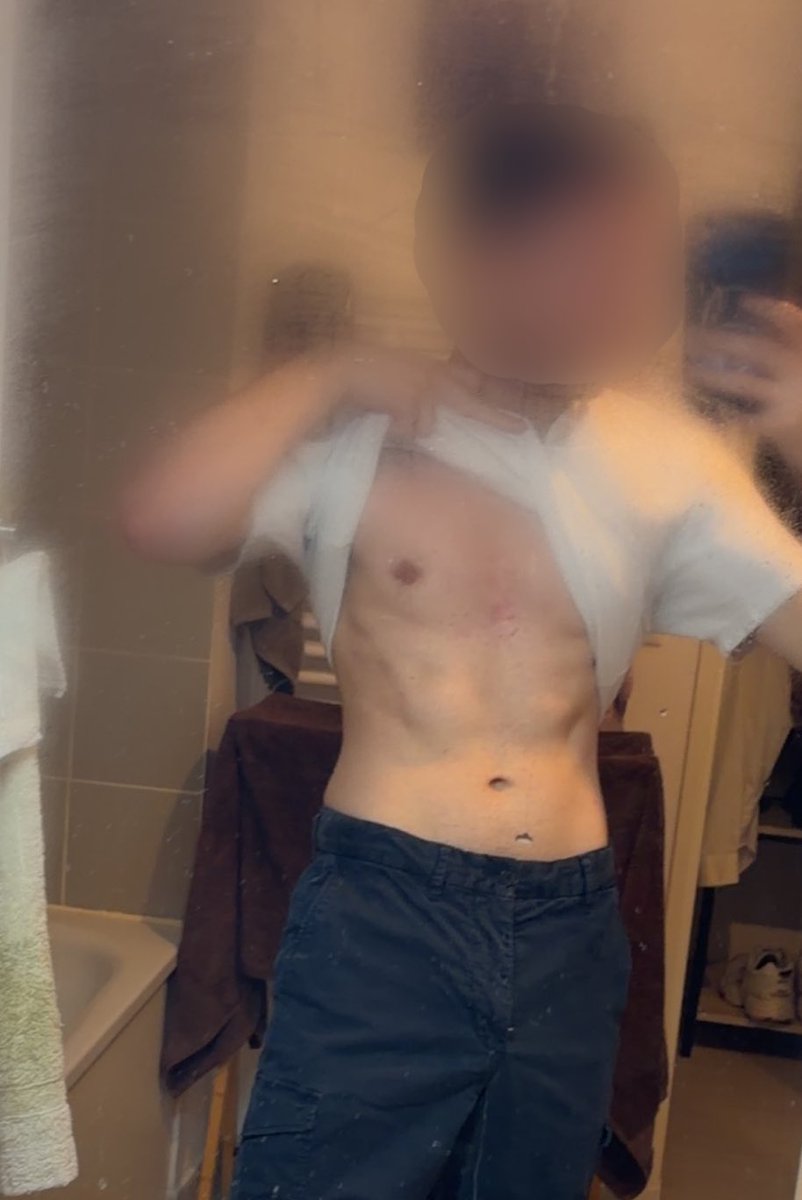 KiffeurBoySwi's tweet photo. 🇬🇧 it’s late… nobody will see 😈  
who’s coming to take it off?

🇫🇷 il est tard… personne ne verra 😈  
qui vient me l’enlever ?

#GayTwitter #fit #Gym #GayGym #GaySwitch https://t.co/ErY0KdEpqU