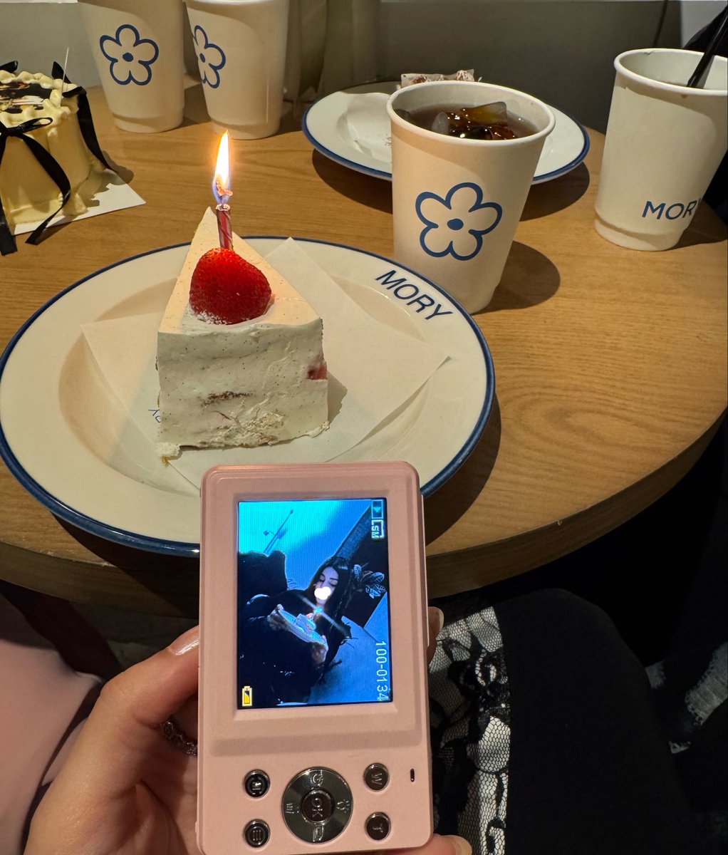itsriri___'s tweet photo. 🥳🤍🎂 https://t.co/Ccr5uCqjw6
