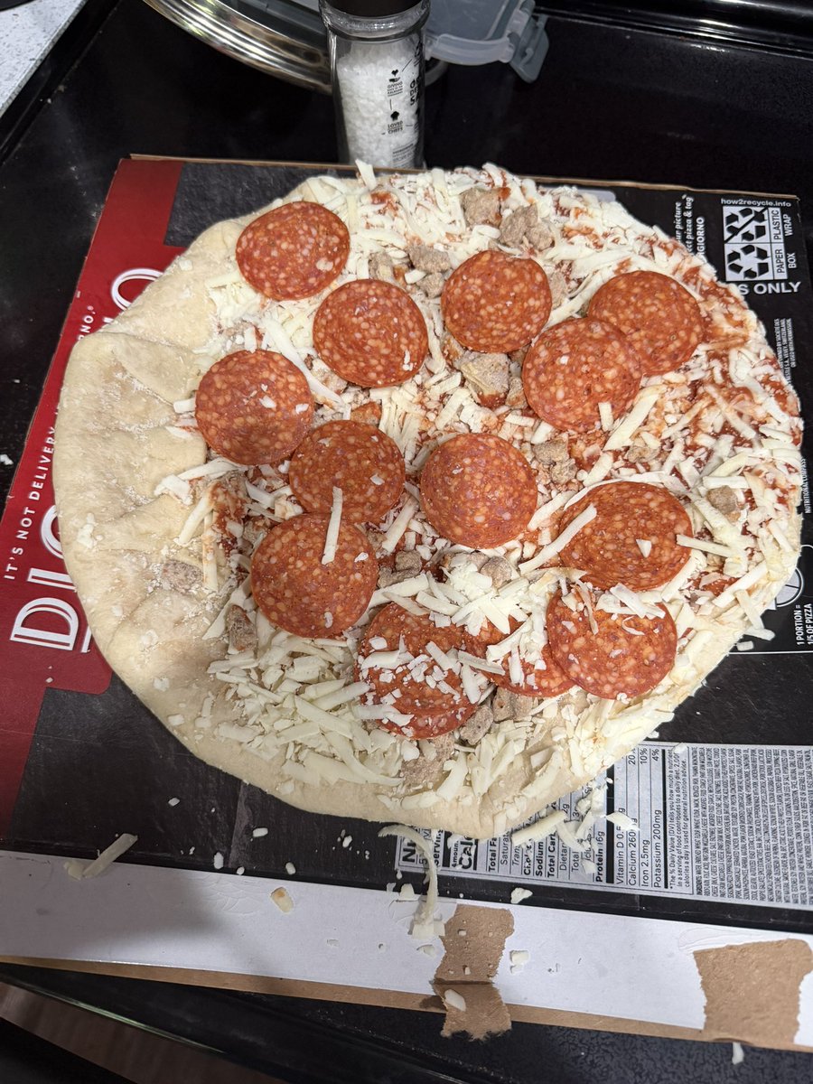 timochi24's tweet photo. @DiGiorno your toppings machine missed the pizza 🥺 https://t.co/LE9edGsAxp