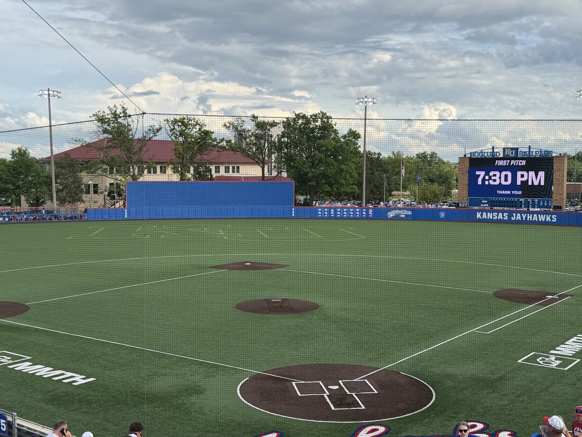 BHanni's tweet photo. With the game now starting at 7:30 Central, we’ll take the air at 7:10 on the Jayhawk Sports Network and Kansas Jayhawks App.
Thanks for joining us from all across Jayhawk Nation. Rock Chalk! https://t.co/IxbUTH3Pjv