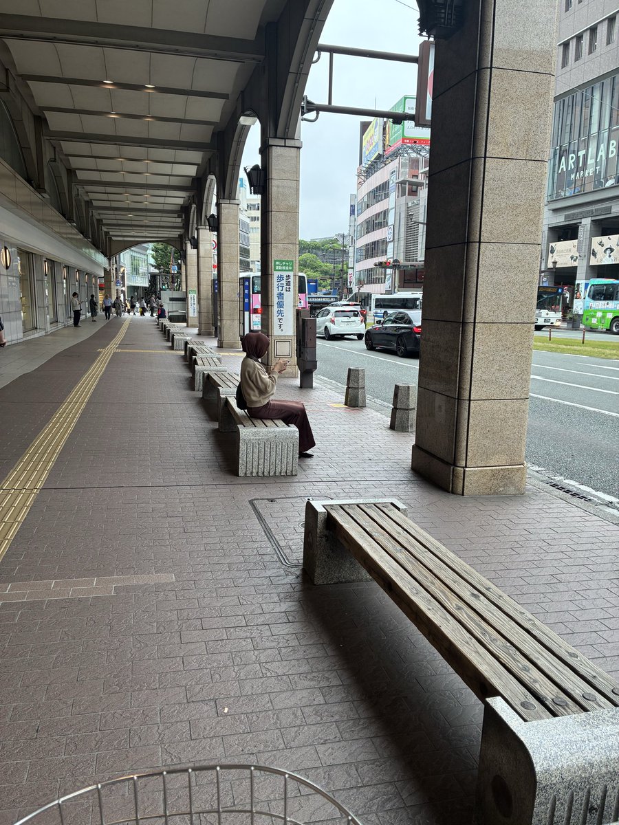 kumamotonature's tweet photo. あなた方が地方にまで送り込んだインバウンド、移民による集団ストーカー行為を、被害者の多くが目の当たりにしています。
外国人の工作員が一般の日本人を攻撃してるんですよ？
スマホ型の電磁波のような武器を使われたかもという被害者もいます。
観光客も工作員でしょう？
不法滞在ゼロだけじゃ足りません。
外国人の工作員を排除して下さい。
そういうのが豚舎とか鶏舎とか神社とか燃やしてませんか？
危険な外国人入れないで下さい。
ヒジャブ被った熊本の集ストの写真を貼っときます。この女は熊本駅と鶴屋前と、何度もタイミング合わせて出没するガチの集ストです。