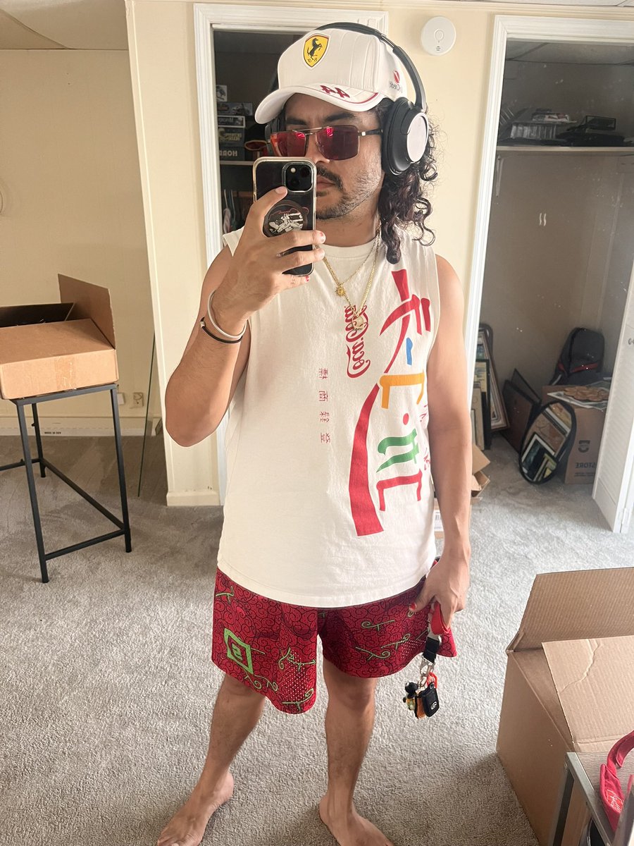 MangoEmoji's tweet photo. The mirror in the new spot makes me look short(I’m average height) https://t.co/8nFjwHdWft